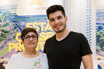 Vítor Antonio Gomes da Silva com a mãe Sueli Batista Bezerra
