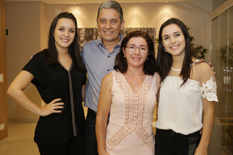 Edna e Sérgio Phomeniuk com as filhas Talita e Mariana